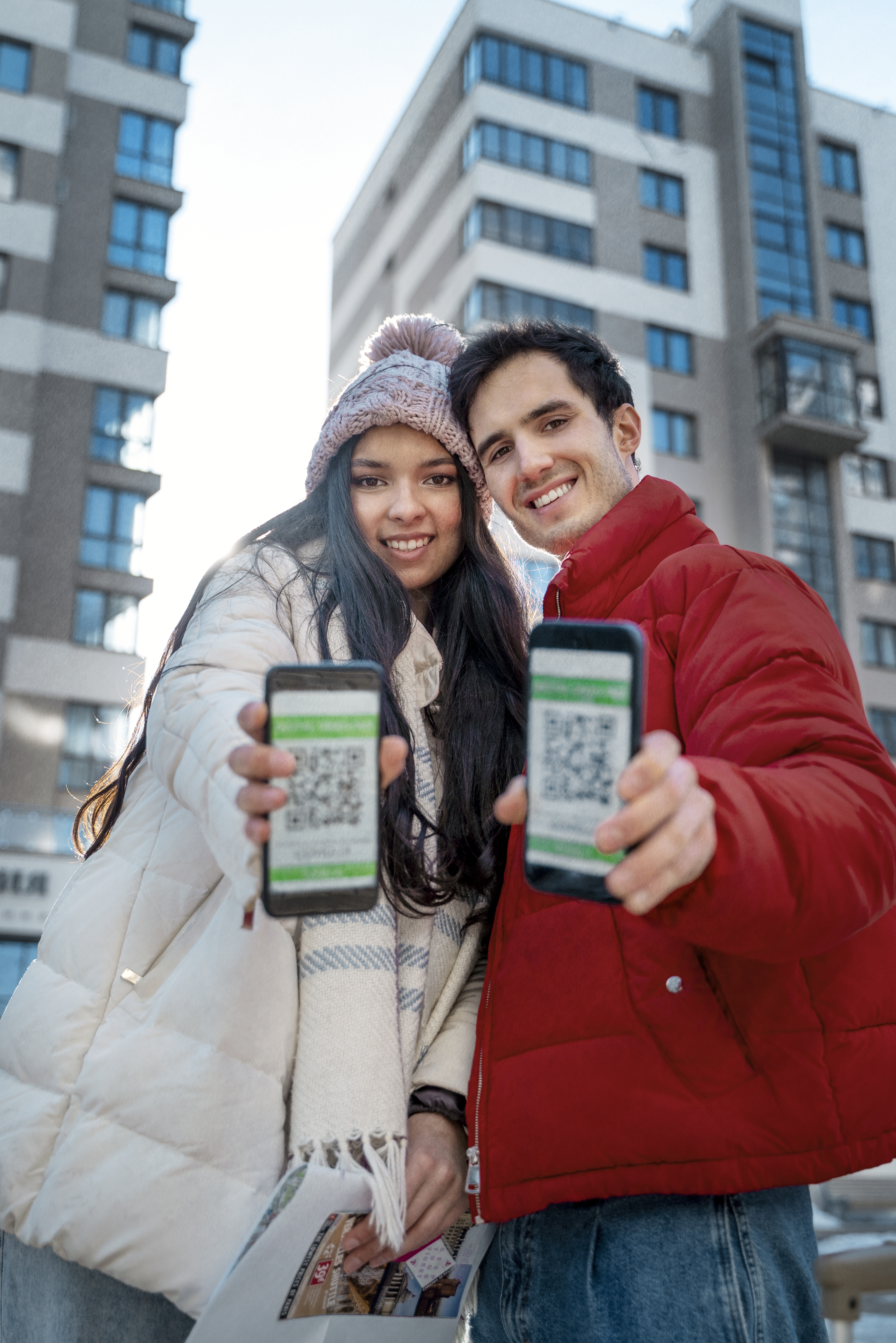 Pareja usando la app de WallyFit para realizar pagos